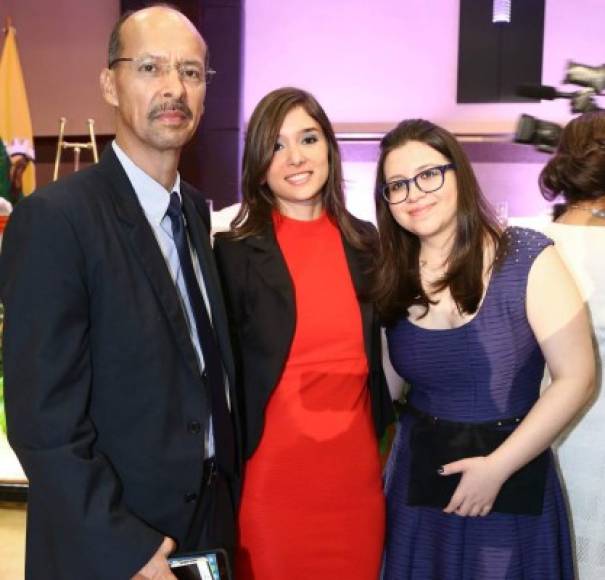 Nelson y Amy Madrid con Luisa María Fuentes.