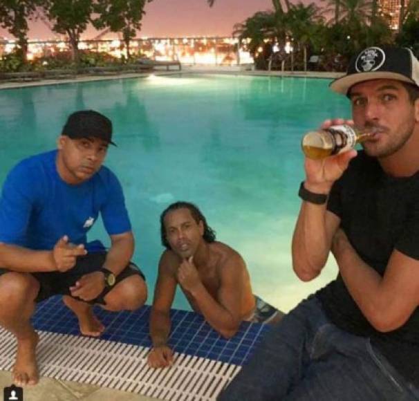 Medios informaron hace unos años que Ronaldinho tuvo la brillante idea de comprar una discoteca en la acera de enfrente de su domicilio y pedir al Ayuntamiento los permisos pertinentes para construir un túnel que comunique ambos.