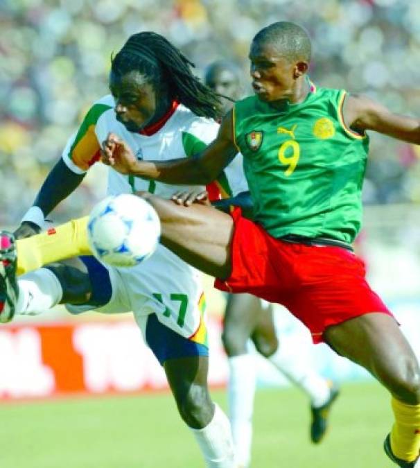 4- Innovación de uniformes | Camerún decidió diseñar este uniforme previo a la Copa del Mundo de 2002, pero recibieron la advertencia de FIFA en que no les permitirían participar de esa manera.