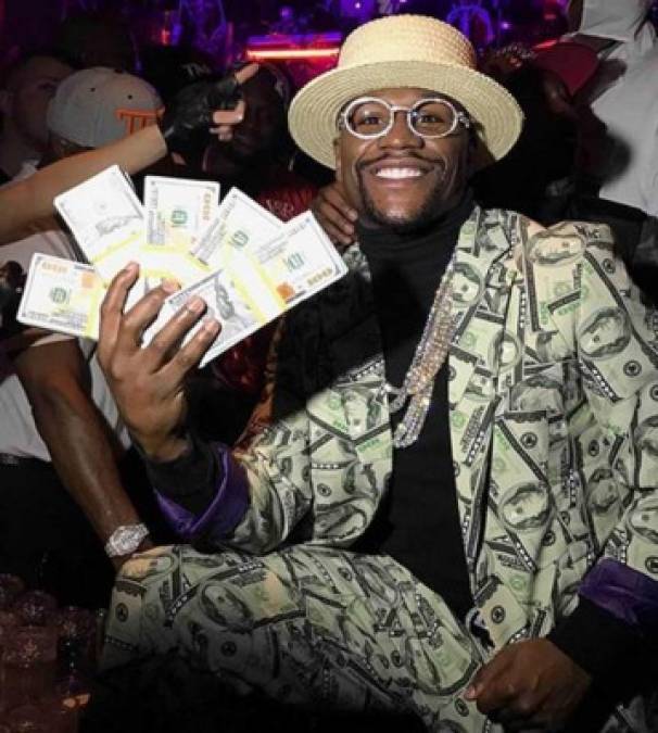 La acción de Romell Quioto fue emulando al exboxeador estadounidense Floyd Mayweather, quien siempre presume una foto con dólares y deja sus respectivos mensajes a los críticos.