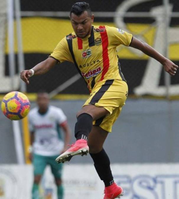 Mario Martínez: El mediocampista podría volver al exterior y medios apuntan que el Alajuelense de Costa Rica lo pretende.