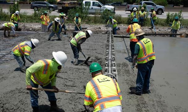 Un grupo de trabajadores trabajan en una construcción en Texas.