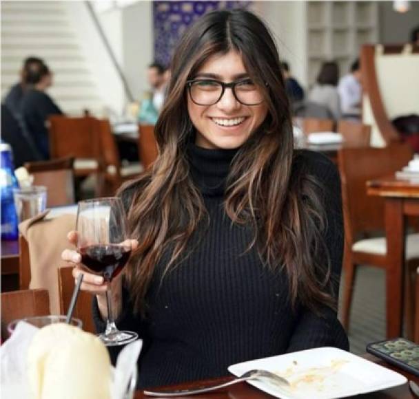 Mia Khalifa anunció que deja de ser analista deportiva en el programa 'Complex of Out of Bounds'.