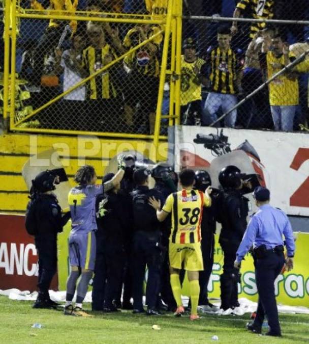 La barra del Real España intentó derribar uno de los portones para entrar al campo.