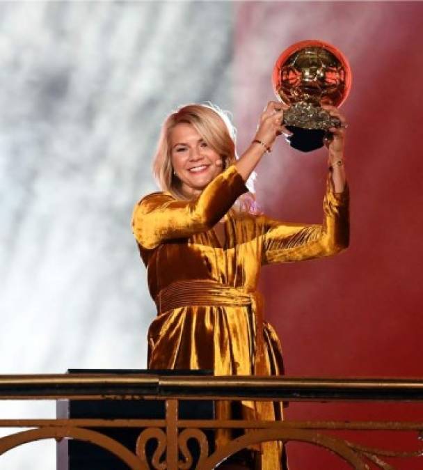 La noruega Ada Hegerberg alzando su Balón de Oro Femenino, el primero de la historia.