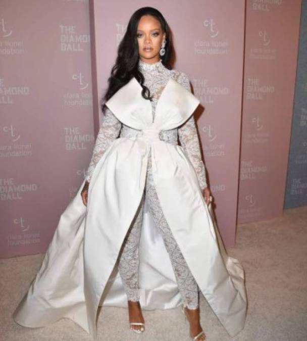 9. Rihanna<br/><br/>Aunque este año la cantante se centró más en sus marcas de maquillaje y lencería, aún tiene su lugar como una de las mujeres más elegantes del planeta.<br/>