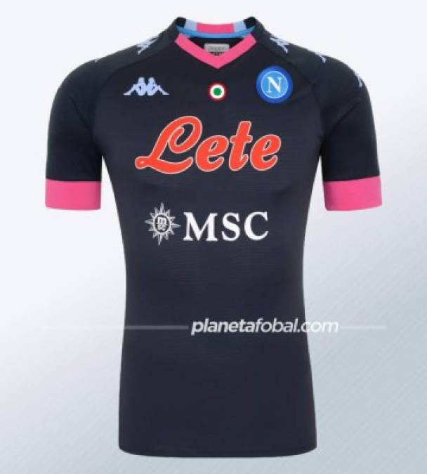La tercera camiseta del Napoli se apreciará un tramado especial en las mangas y sus patrocinadores que, por reglamentación de la Serie A, dejarán de tener un fondo de color. En este modelo el azul marino se combinará con el rosa.