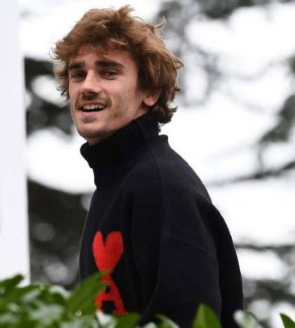 Griezmann: Bombazo. El PSG de Francia alista una oferta para el Atlético de Madrid para fichar al delantero francés. El cuadro parisino alista una cifra que alcance los 200 millones de euros, clausula que actualmente tiene el atacante. La prensa de Francia señala que lo ve como posible reemplazo de Neymar o Mbappé, uno de estos dos podría salir del equipo galo.