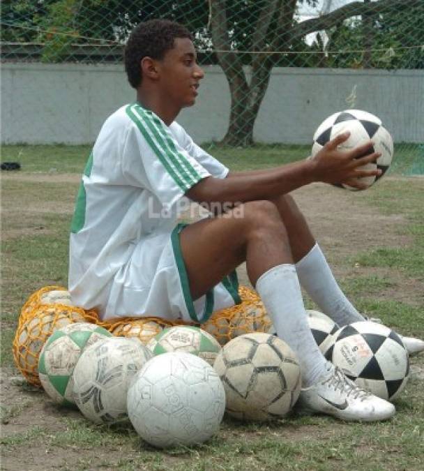 En sus años de adolescencia estuvo entrenando con el Marathón, pero un día decidió irse a las filas del Platense Júnior después de que lo culparon de una derrota en un juego de reservas.