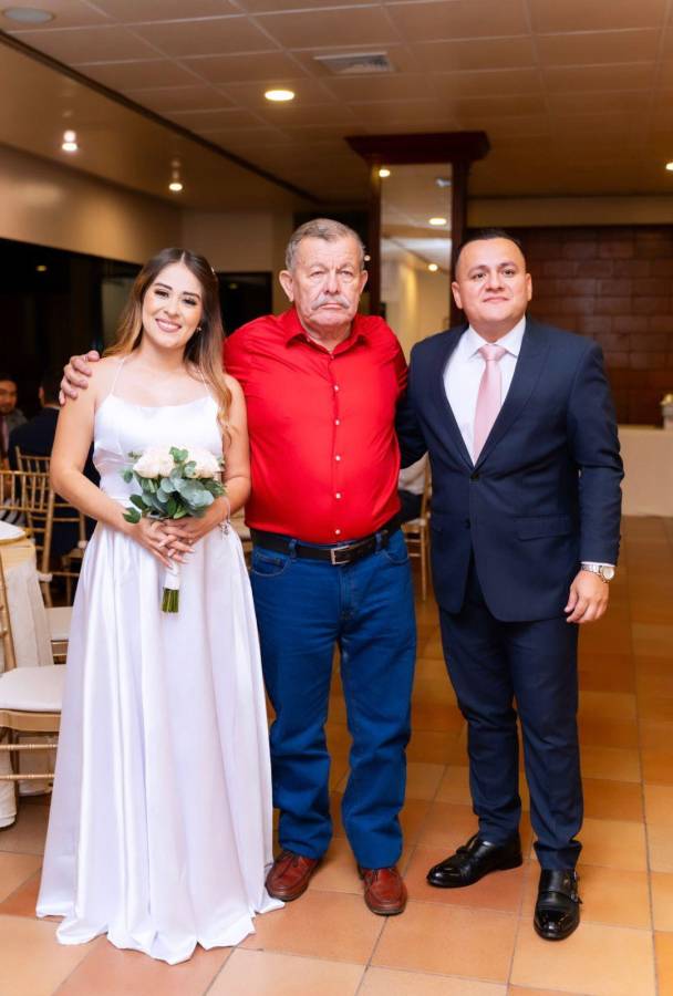 Óscar Funes y Karla López sellan su historia de amor con una íntima boda civil
