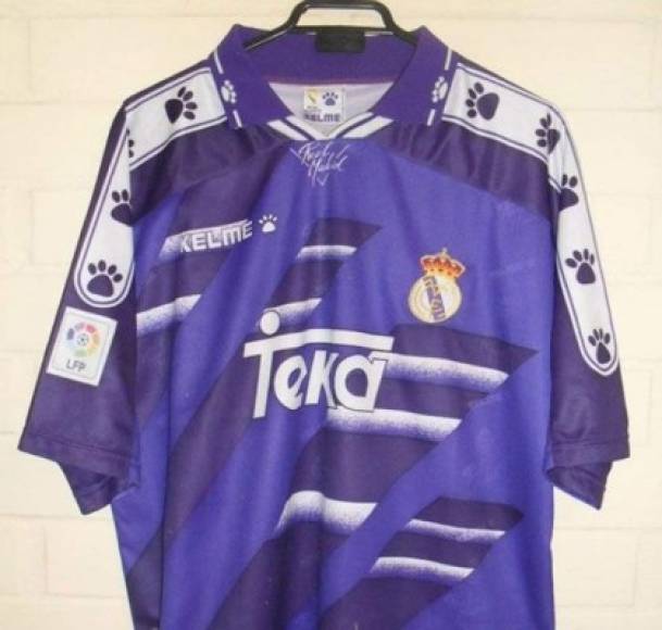Camiseta Real Madrid. Tremendo espanto causó en su momento este modelo de playera del club merengue. Si bien el violáceo acompañó siempre al equipo madrileño, esta camiseta se recuerda como la peor de su rica historia.