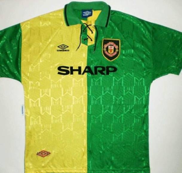 Camiseta del Manchester United. Fue la tercera camiseta en la temporada 1993/94 y se diseñó para conmemorar el centenario. Cuesta ver al MU con estos colores, sin embargo este modelo vintage homenajea a una de las primeras casacas del club inglés.