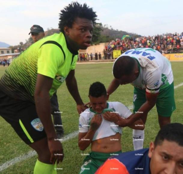 Jugadores del Real de Minas tuvieron el bonito gesto de consolar a los jugadores del Juticalpa.