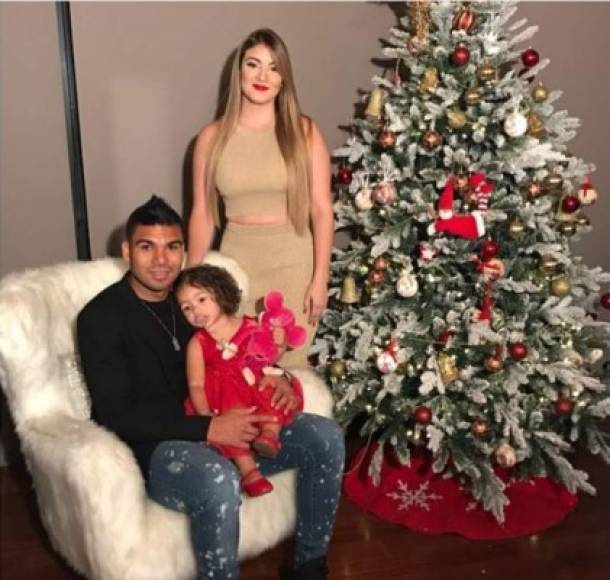 Casemiro, su mujer y su hija junto al árbol de Navidad.