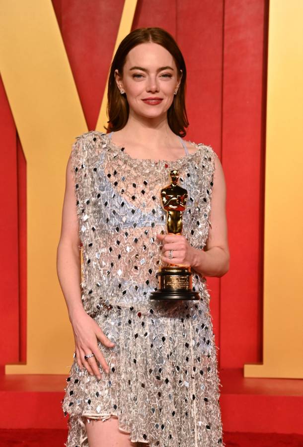 La ganadora del Óscar a mejor actriz, Emma Stone lució radiante con su vestido metalizado con top y short azul marino.