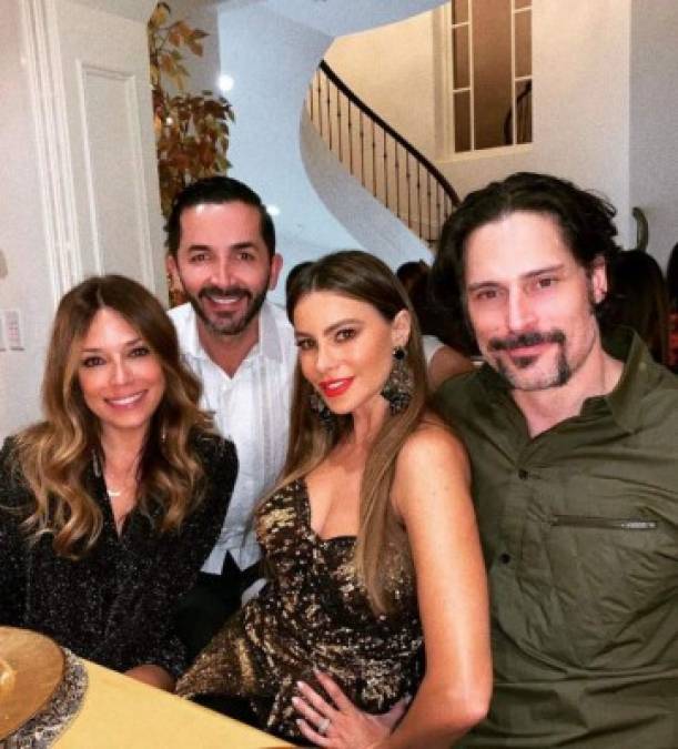 Sofía Vergara compartió la tradición de su segundo hogar con una fiesta a reventar. La actriz y su esposo, Joe Manganiello, se rodearon de sus amigos y familia para dar gracias.