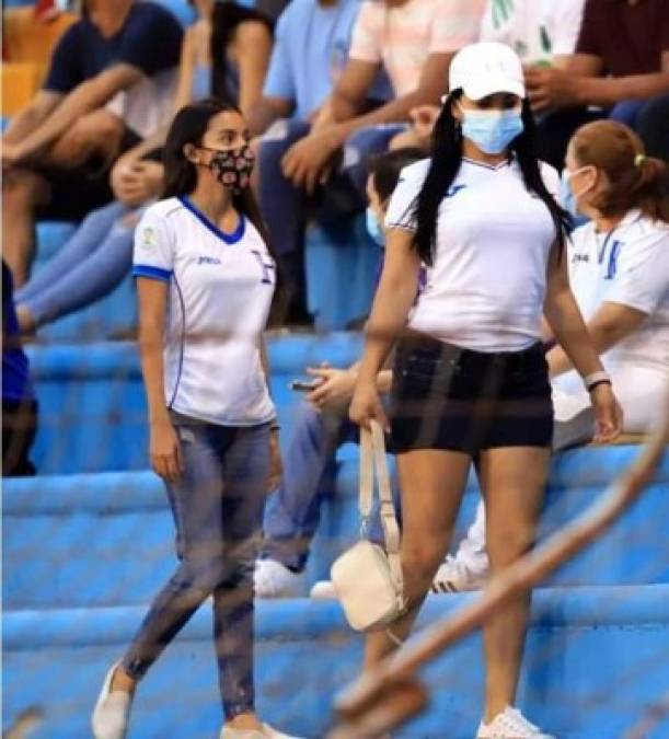 Las aficionadas hondureñas llegaron con sus respectivas mascarillas como parte del protocolo para poder entrar al estadio.