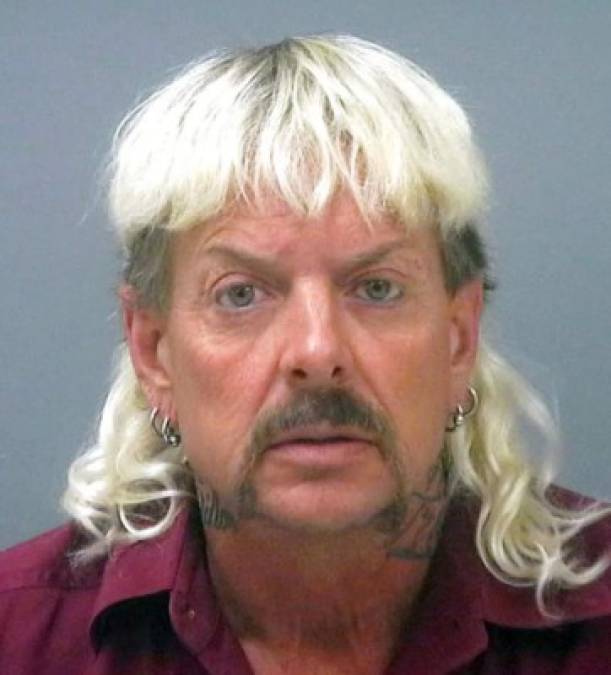 Mientras Baskin posa de 'hippie', Joe Exotic es un homosexual polígamo con delirios de artista pop, según la misma descripción del programa. Exotic está actualmente en la cárcel cumpliendo una condena de 22 años por intento de asesinato.