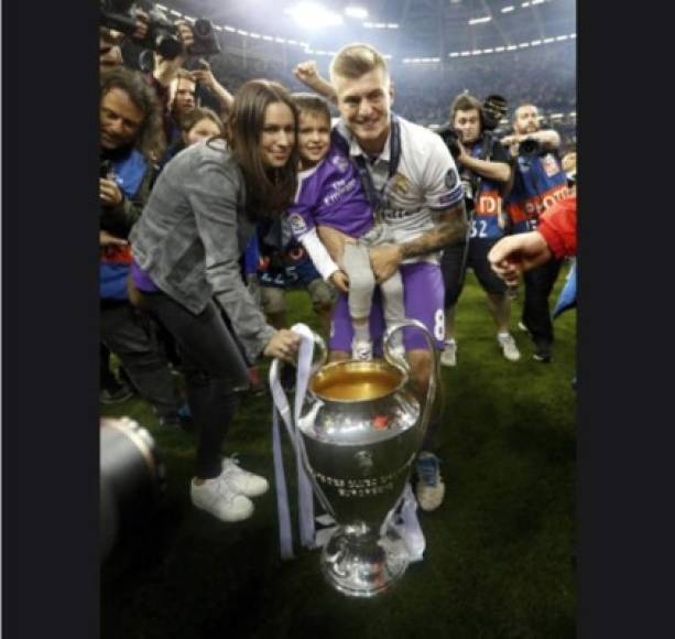 Toni Kroos contento con su esposa e hijo.