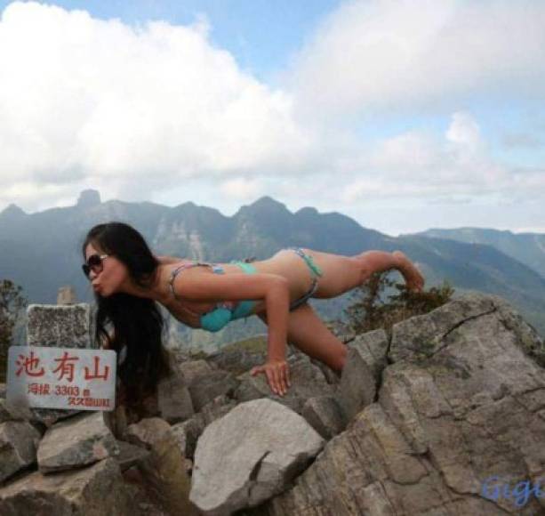 La joven, conocida en redes sociales como la 'escaladora en bikini', decidió continuar con el ascenso, pese a las adversas condiciones meteorológicas.