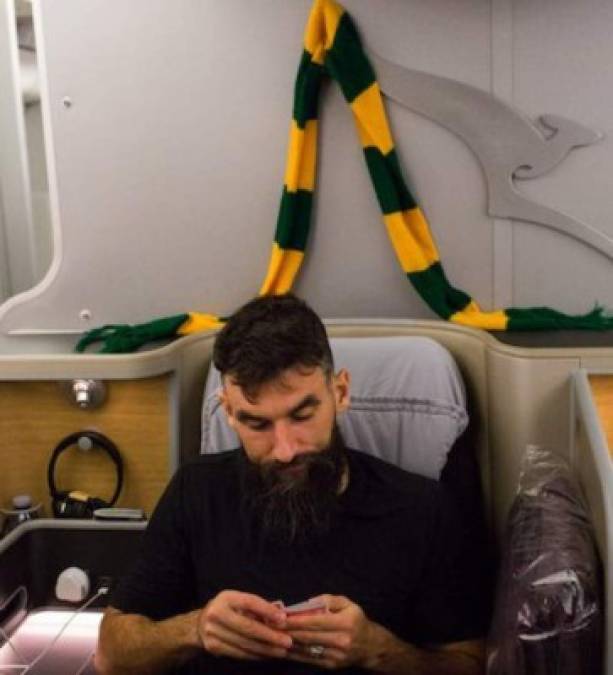 Mile Jedinak prefirió jugar a las cartas.