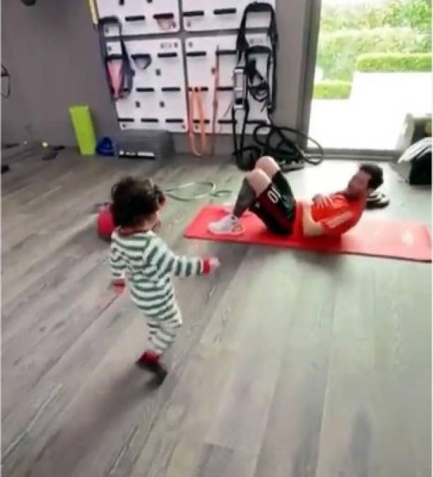 Lionel Messi se mostró haciendo ejercicios en casa con su hijo Ciro. Un tierno momento que compartió el crack argentino del Barcelona en su cuenta de Instagram.