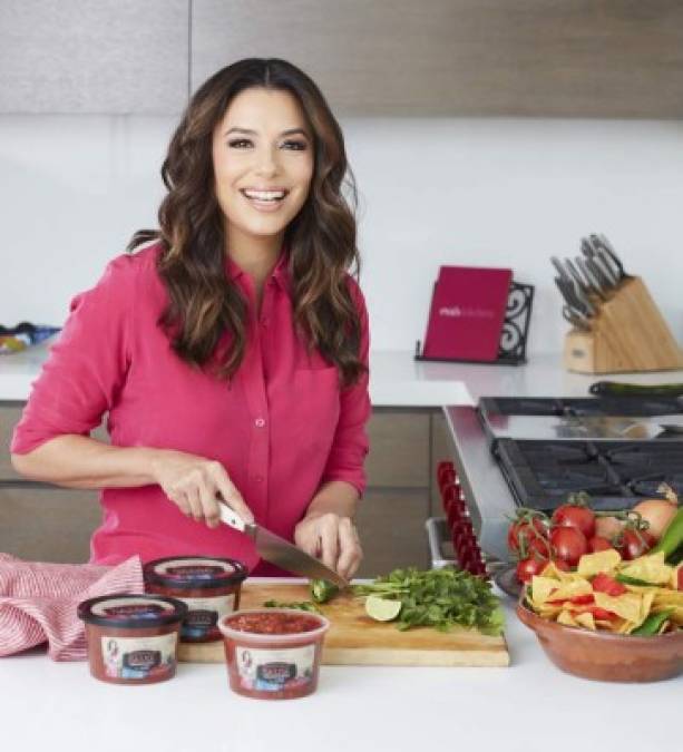 Eva Longoria. La actriz publicó su propio libro en 2011 (La cocina de Eva), con más de 100 recetas que incluyen comidas como tamales y sopa de calabaza amarilla. <br/>Eva también apareció en el programa MasterChef para promover el uso de ingredientes mexicanos. Su receta favorita es el guacamole, al que ella le da un toque de picante, limón y cilantro.<br/><br/>Instagram: @evalongoria