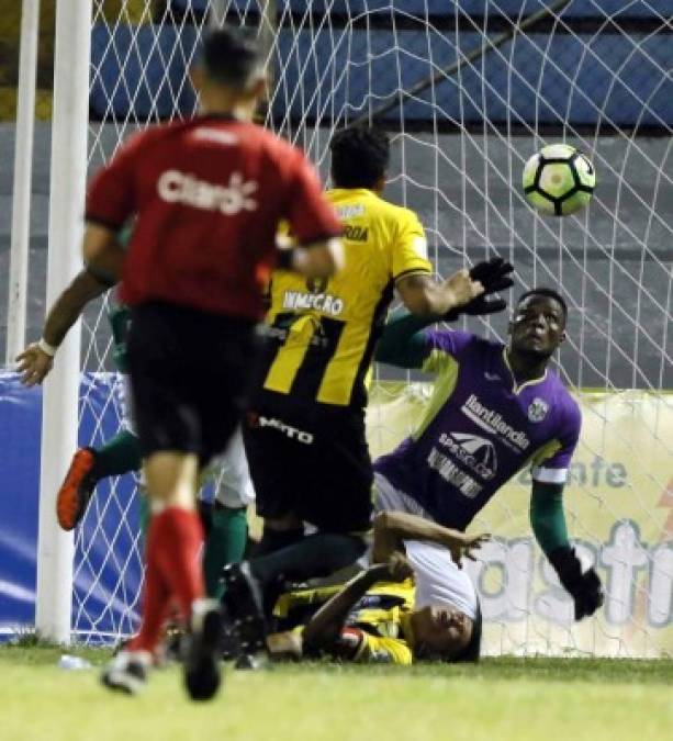 Yustin Arboleda se puso de portero y salvó al Marathón en los últimos minutos.