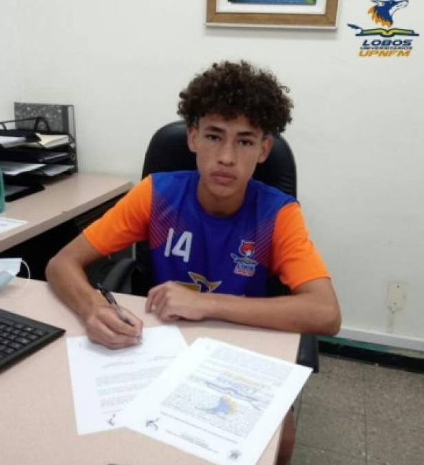 Luis Daniel Álvarez Escoto, mediocampista originario de Tegucigalpa y de 17 años, firmó contrato profesional con los Lobos de la UPN.
