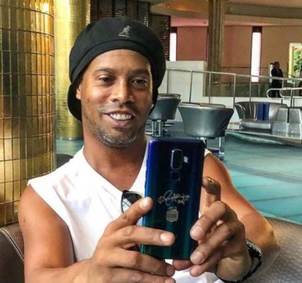 Brazilian retired football player Ronaldinho leaves his hotel on a police car towards his hearing at the Asuncion's Justice Palace, in Asuncion, on August 24, 2020. - After six months under arrest in Paraguay, former Brazil football star Ronaldinho was set for a hearing on Monday on charges of travelling with false documents, according to judicial sources. (Photo by DANIEL DUARTE / AFP)