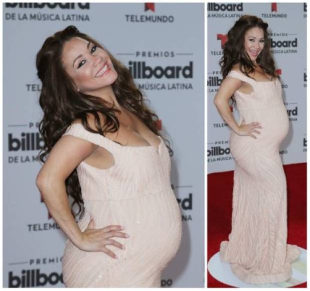 La presentadora de 'Suelta La Sopa', Carolina Sandoval lució hermosa en este vestido rosa palo, color de la temporada.