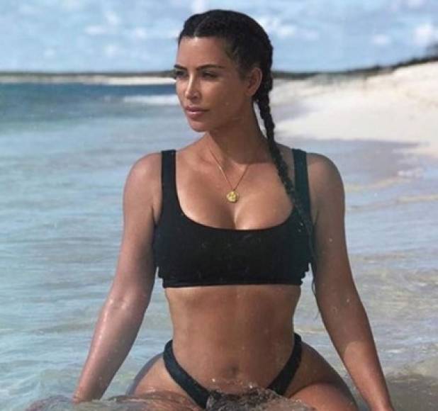 Una de las actividades favoritas de kim kardashian es disfrutar de la playa en pequeños trajes de baño que dejen mostrar al máximo sus curvas.