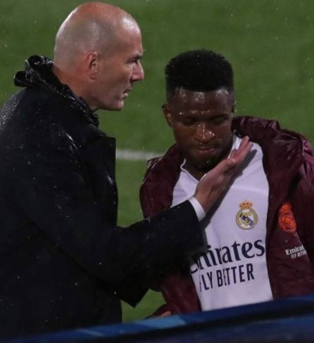 Zidane en el momento que saludaba a Vinicius, el brasileño no estaba nada contento con ser reemplazado.