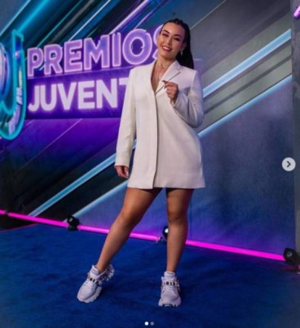 El pasado 18 de julio arrancó suspiros en su paso por la alfombra azul de los Premios Juventud 2019 que se celebraron en vivo desde el Centro Watsco en Miami, Florida.
