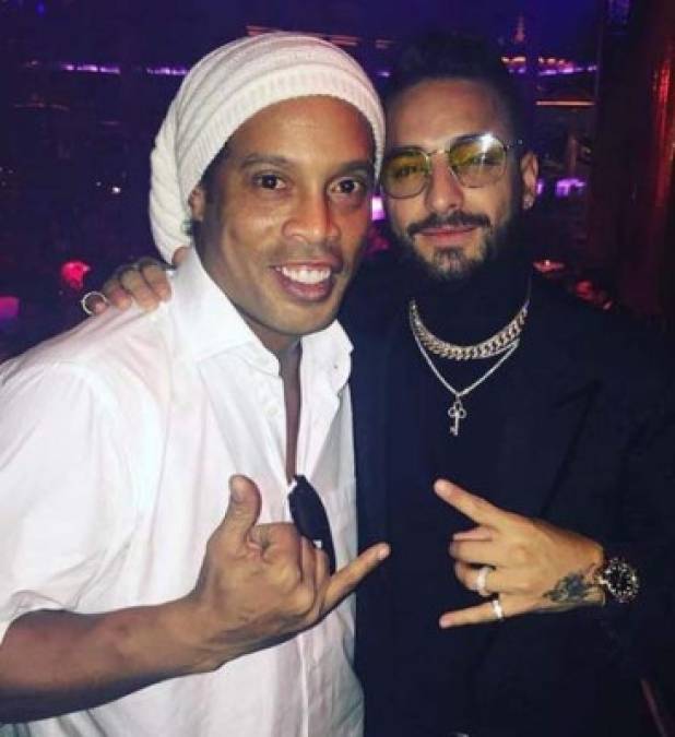 Ronaldinho ha disfruta por varios años de varios lujos y es un apasionado a las fiestas nocturnas. Ha forjado una buena amistad con el cantante colombiano Maluma, con quien estuvo de fiesta en Las Vegas.