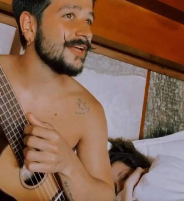 Camilo y Evaluna tuvieron la oportunidad de pasar su primer 14 de febrero, Día de San Valentín, en la exótica isla. Para la ocasión el cantante colombiano dedicó a su esposa una serenata en la cama.