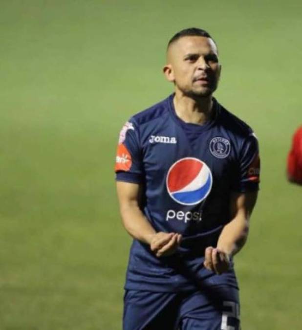 Omar Elvir: Lateral por la banda izquierda.