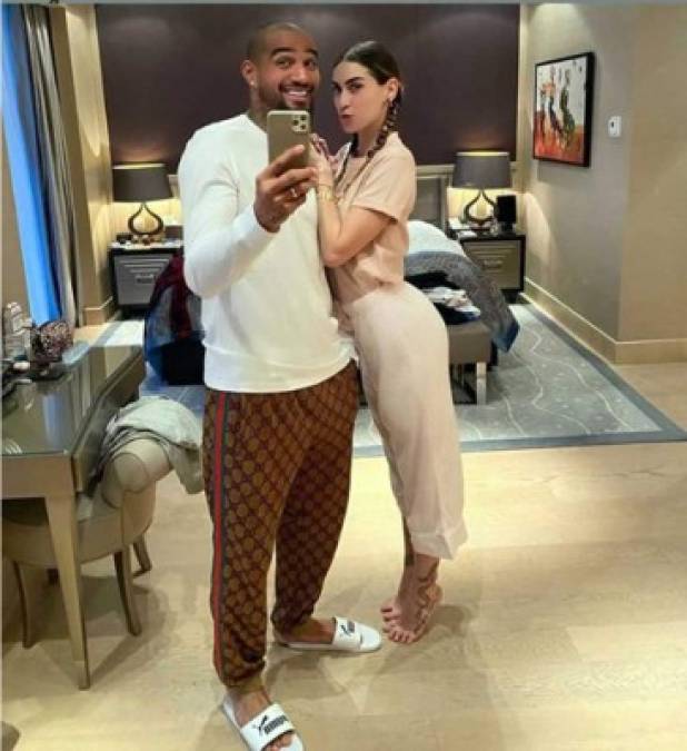 El futbolista ghanés Kevin Prince Boateng, del Besiktas y ex de Barcelona, durante su cuarentena en casa junto a su mujer, la famosa modelo italiana Melissa Satta.