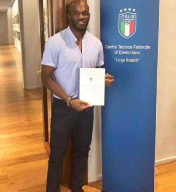 David Suazo consiguió en Italia graduarse como entrenador con la licencia UEFA Pro, el título más alto que puede tener un técnico en Europa. Puede dirigir a cualquier equipo o selección en el mundo.