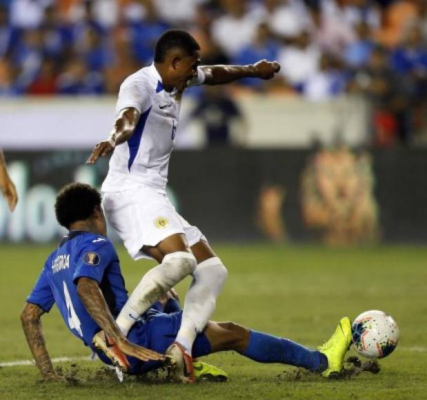 Henry Figueroa tuvo una gran intervención en esta jugada, le sacó el balón a Michael Maria que iba solo frente al marcó a anotar el 2-0. Pierna salvadora.