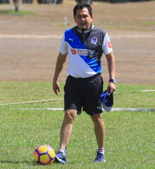 Nahún Espinoza: El entrenador ratificado en el Olimpia para la próxima temporada anunció que desea más fichajes en el club albo. El estratega señaló que quiere un defensa central y un mediocampista ofensivo.