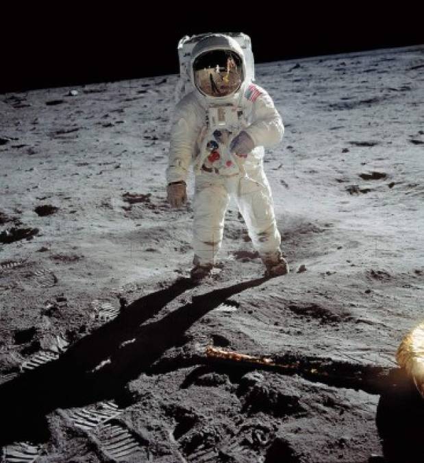 “El hombre en la luna”. La imagen fue tomada por Neil Armstrong, en 1969 y muestra al primer hombre que pisó la luna, el suceso trascendental del siglo pasado.