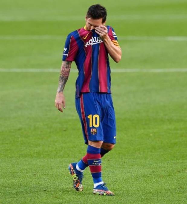 Leo Messi se limpia el sudor, en un momento del partido.