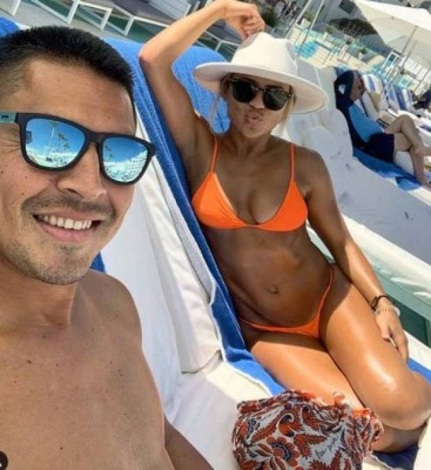 El mediocampista hondureño Roger Espinoza es otro de los que ya disfruta de sus vacaciones. El volante del Sporting Kansas City disfruta al lado de su bella novia a Lo'eau LaBonta, quien también se desempeña como futbolista.