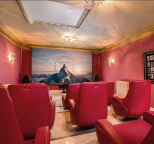 La sala de cine del castillo en donde estaría llegando a vivir Messi con su familia.