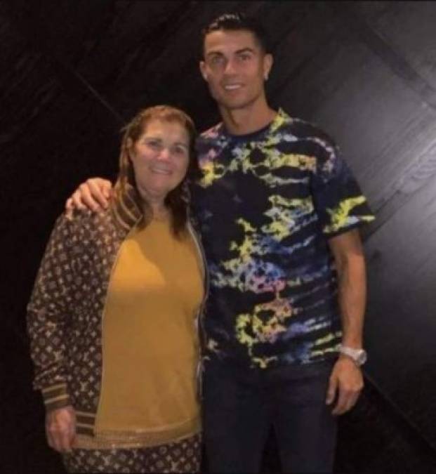 La madre de Cristiano Ronaldo fue una de las invitadas especiales a la cena que organizó el crack portugués de 36 años de edad.