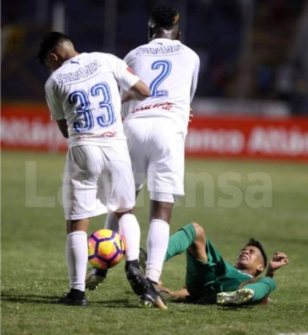 Cristian Cálix cayó al césped luego de la agresión de Kevin Álvarez.