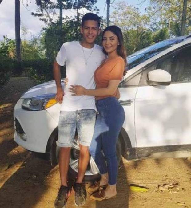Cristian Cálix: El joven mediocampista hondureño del Atlas de México llegó a Honduras y subió esta foto con su bella novia.