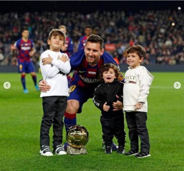 Así quedó la foto al final: Ciro llorando y Mateo riéndose junto a Messi y Thiago.