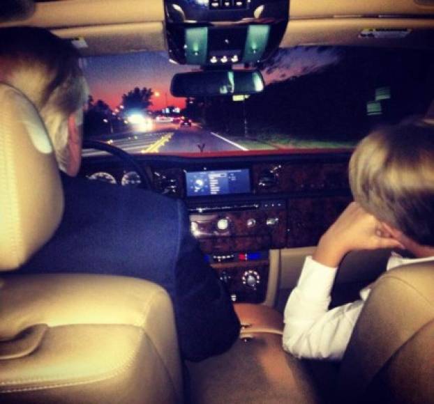 'Mi apuesto conductor y mi guardaespaldas', escribió Melania junto a esta foto de 2014. El pequeño Barron aparece como copiloto de su padre mientras este conduce en la Florida.